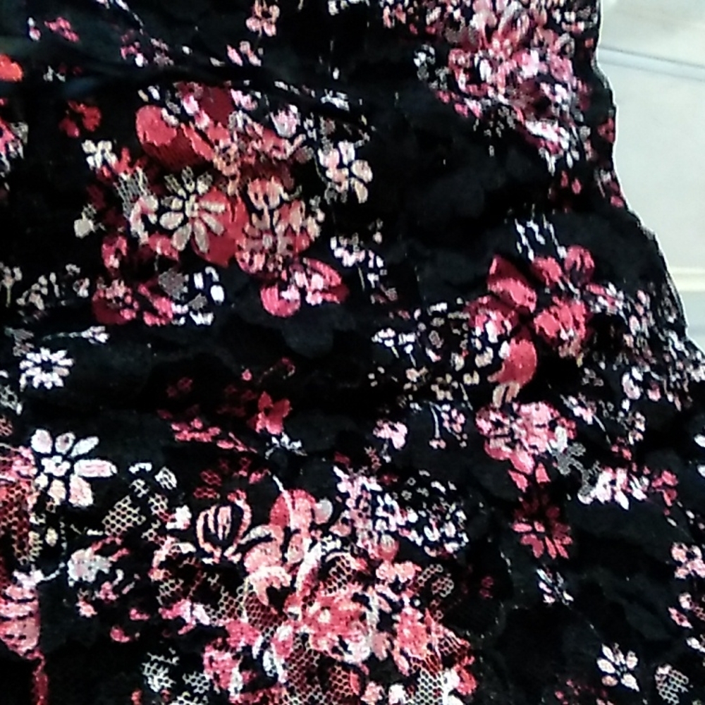 🌺Black and Pink Floral Lace Top. 14W-16W - Picture 4 of 11